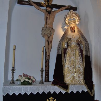 altar de la virgen de los dolores junto al santísimo Cristo del Voto.